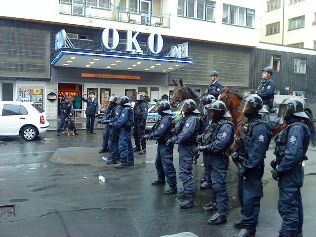 nástup proti demonstrantům