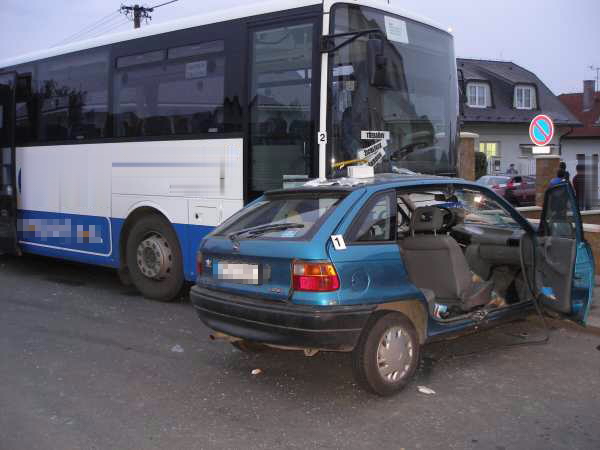 nehoda autobusu a vozidla.jpg