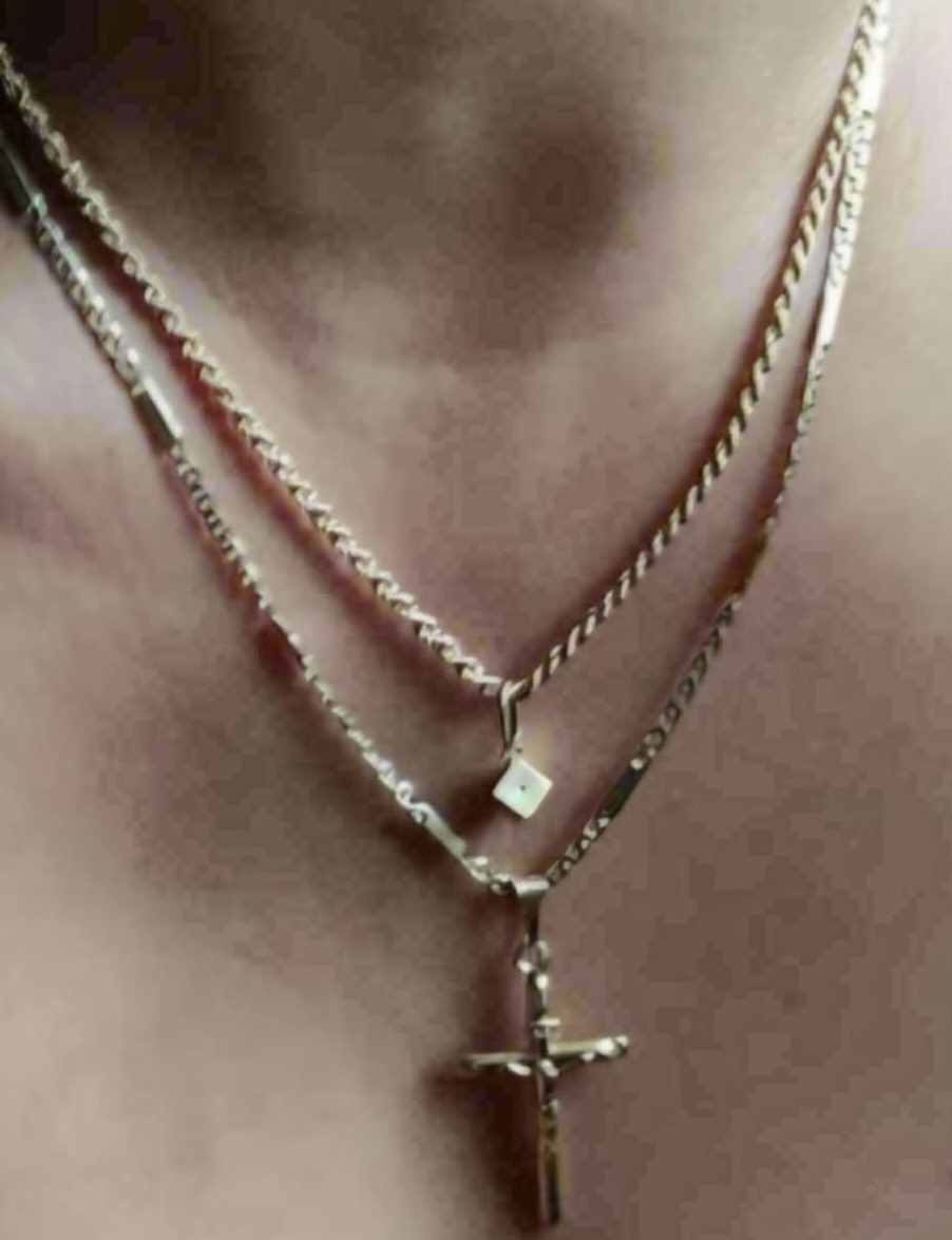 někdo si přivlastnil kratší řetízek a křížek