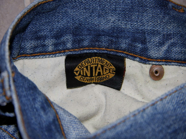 neznámý muž kalhoty-značka