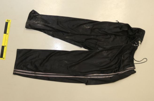 oblečení zesnulého muže