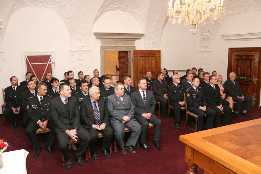obřadní síň zaplnili policisté i významní hosté.jpg