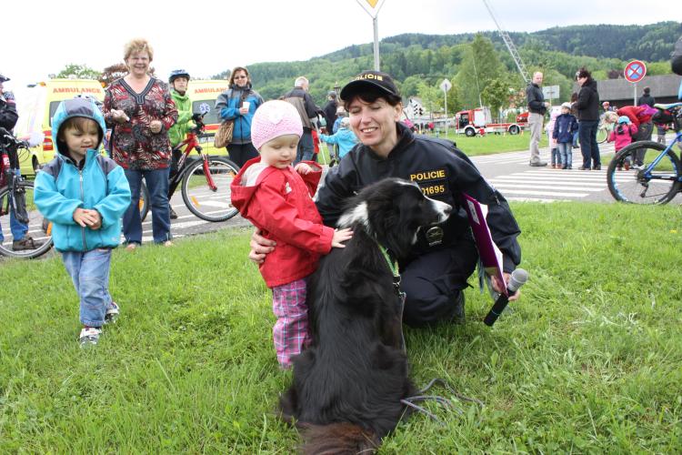 pes Falco s obdivovatelkou