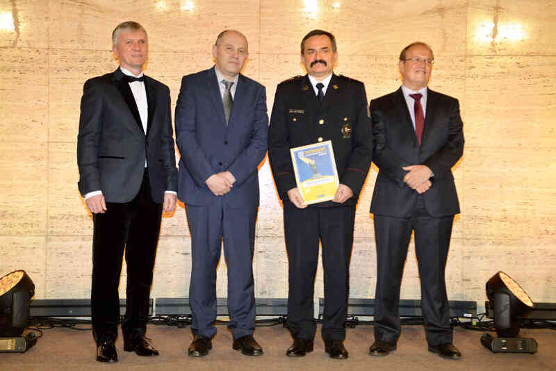 plk. Kučera předání ocenění 2.jpg