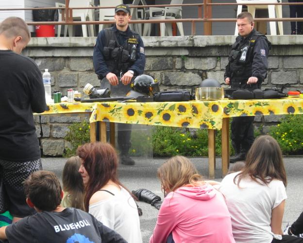 policisté z pořádkové jednotky