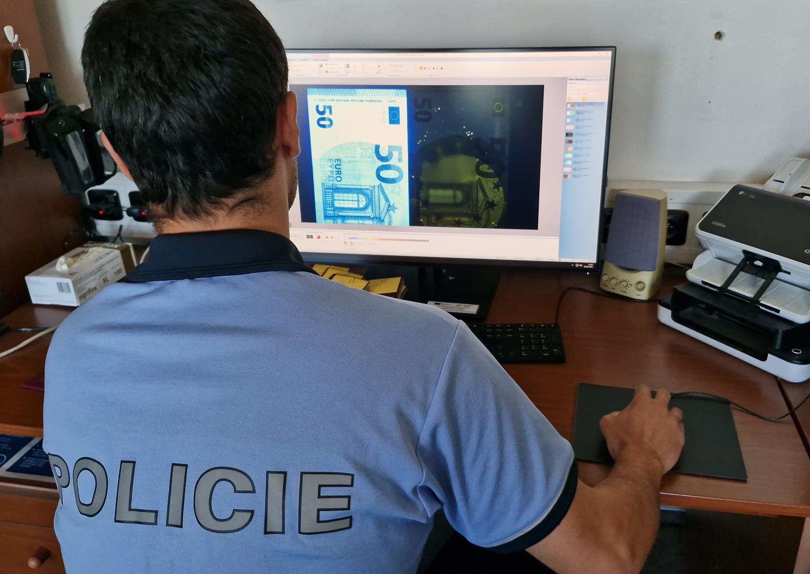 policista pracuje s komparátorem2.jpg