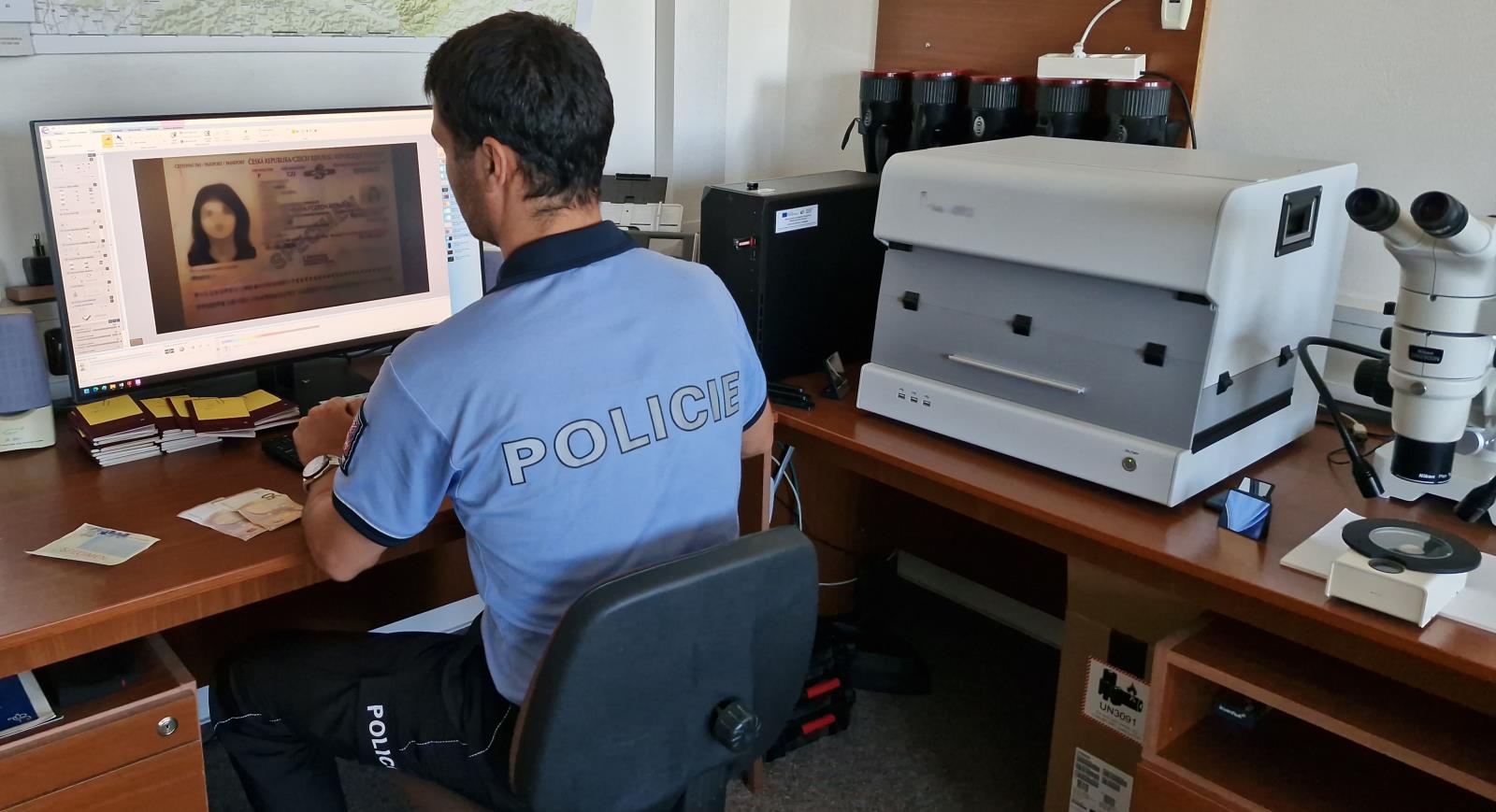 policista pracuje s komparátorem6.jpg