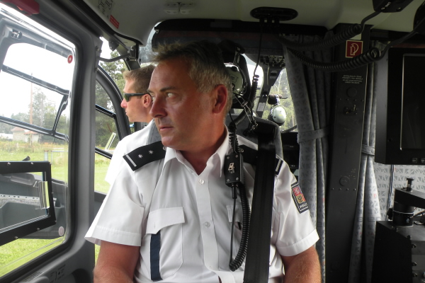 policista při dohledu