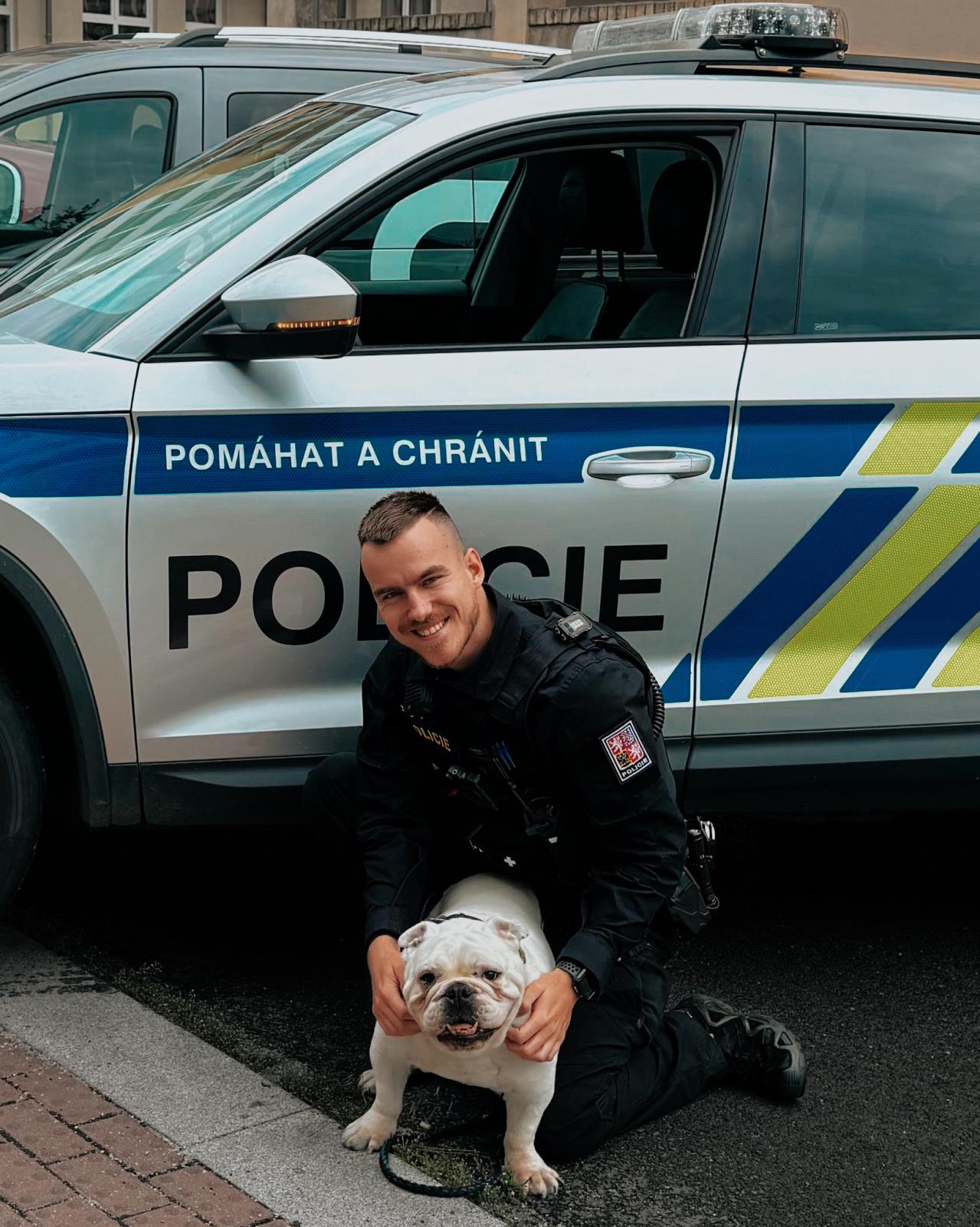 policista se svým psem.JPG
