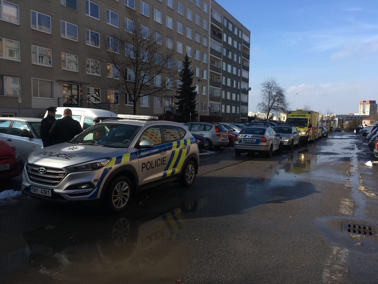 policisté a záchranáři na místě události.jpg