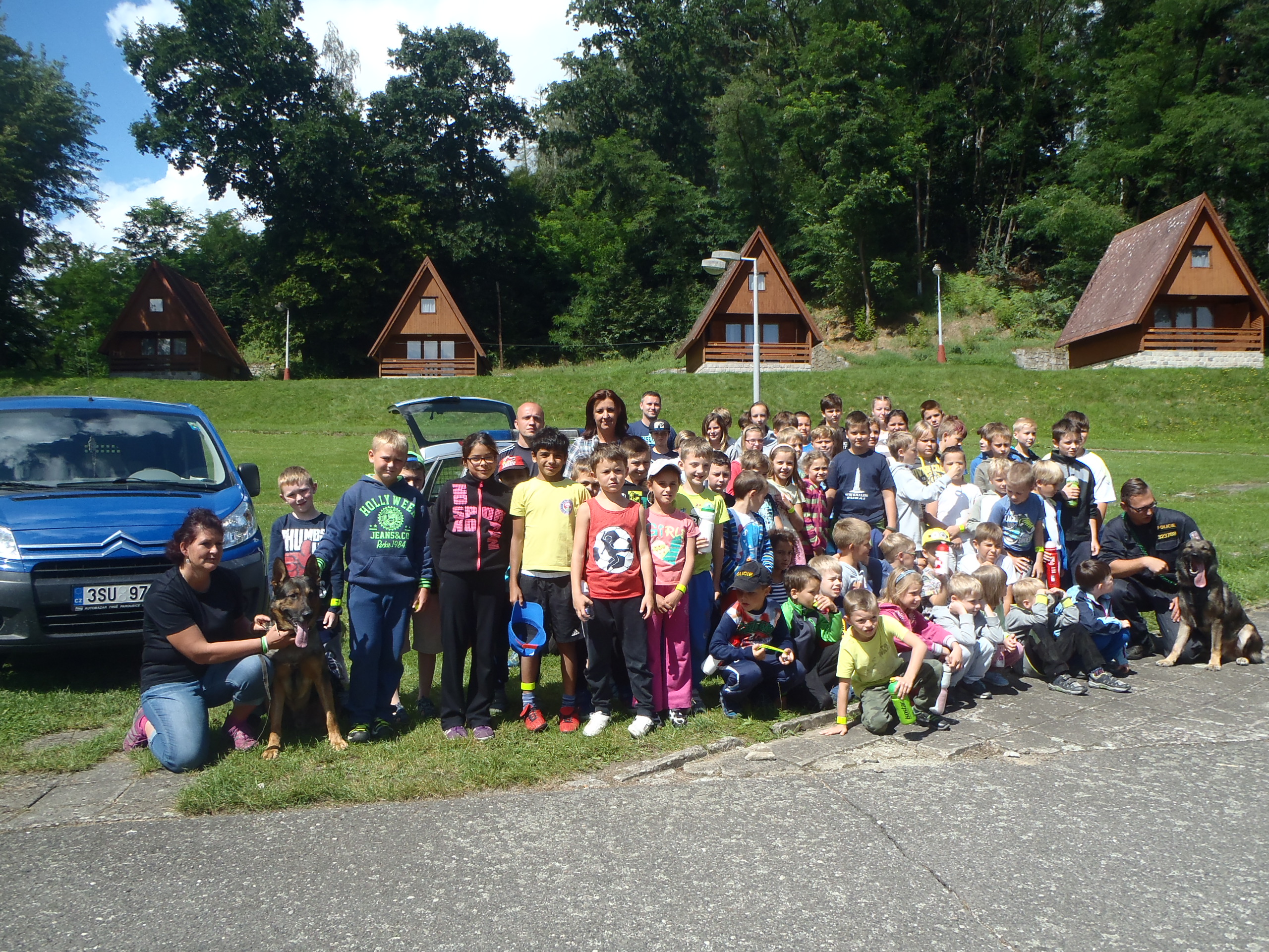 policisté na dětském táboře