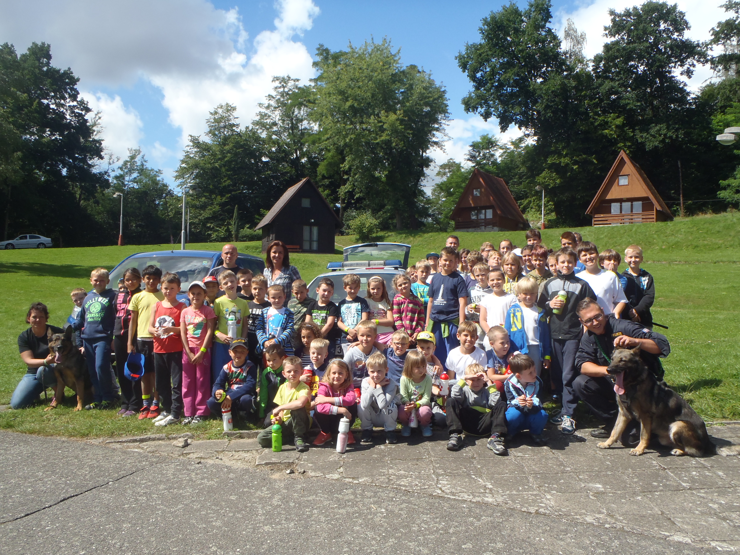 policisté na dětském táboře