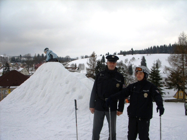 policisté na lyžích