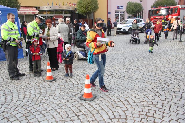 policisté půjčovali lidem speciální brýle.JPG