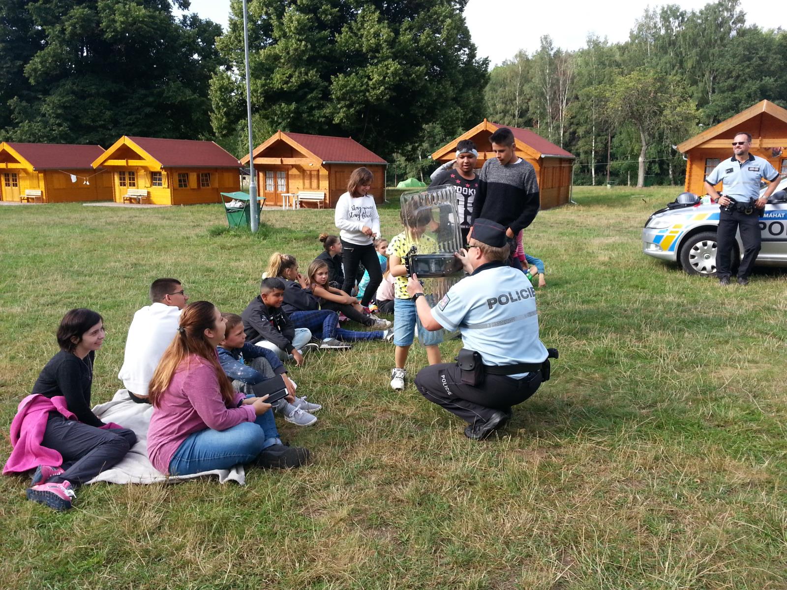 policisté s dětmi na táboře