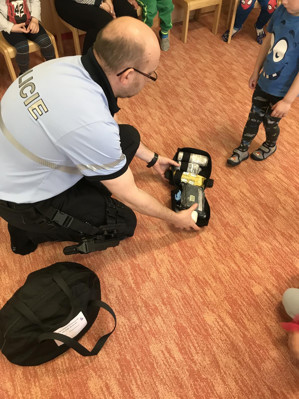 policisté si povídali s dětmi ve školce