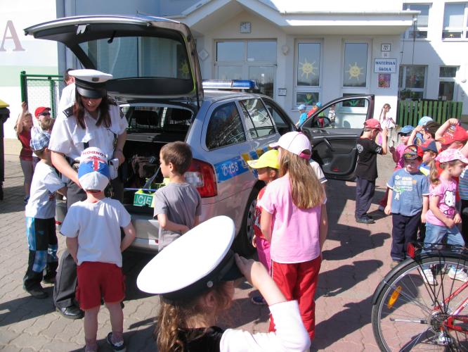 policistka a děti.jpg