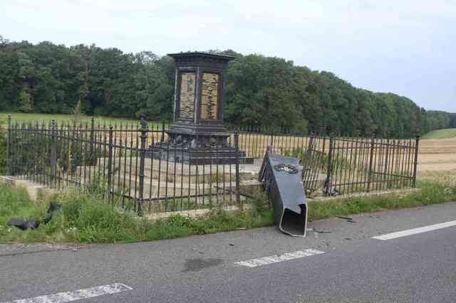 pomník 2