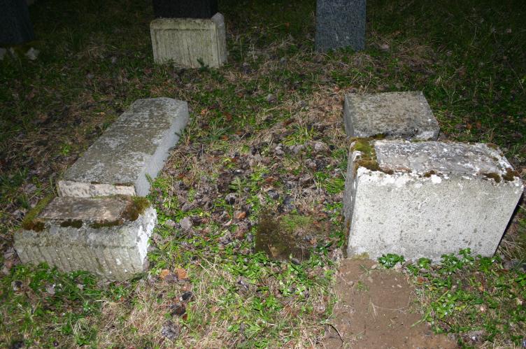 pomníky poničené KA II.JPG