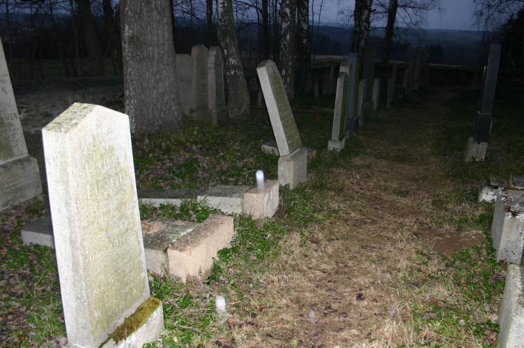 pomníky poničené KA.JPG