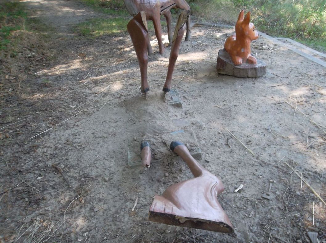 poničené sochy