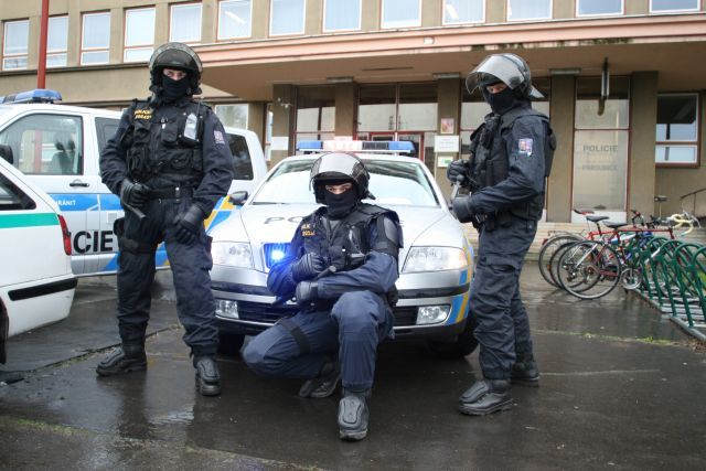pořádková jednotka před novými vozidly
