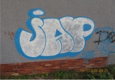 poškozená fasáda