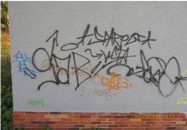 poškozená fasáda
