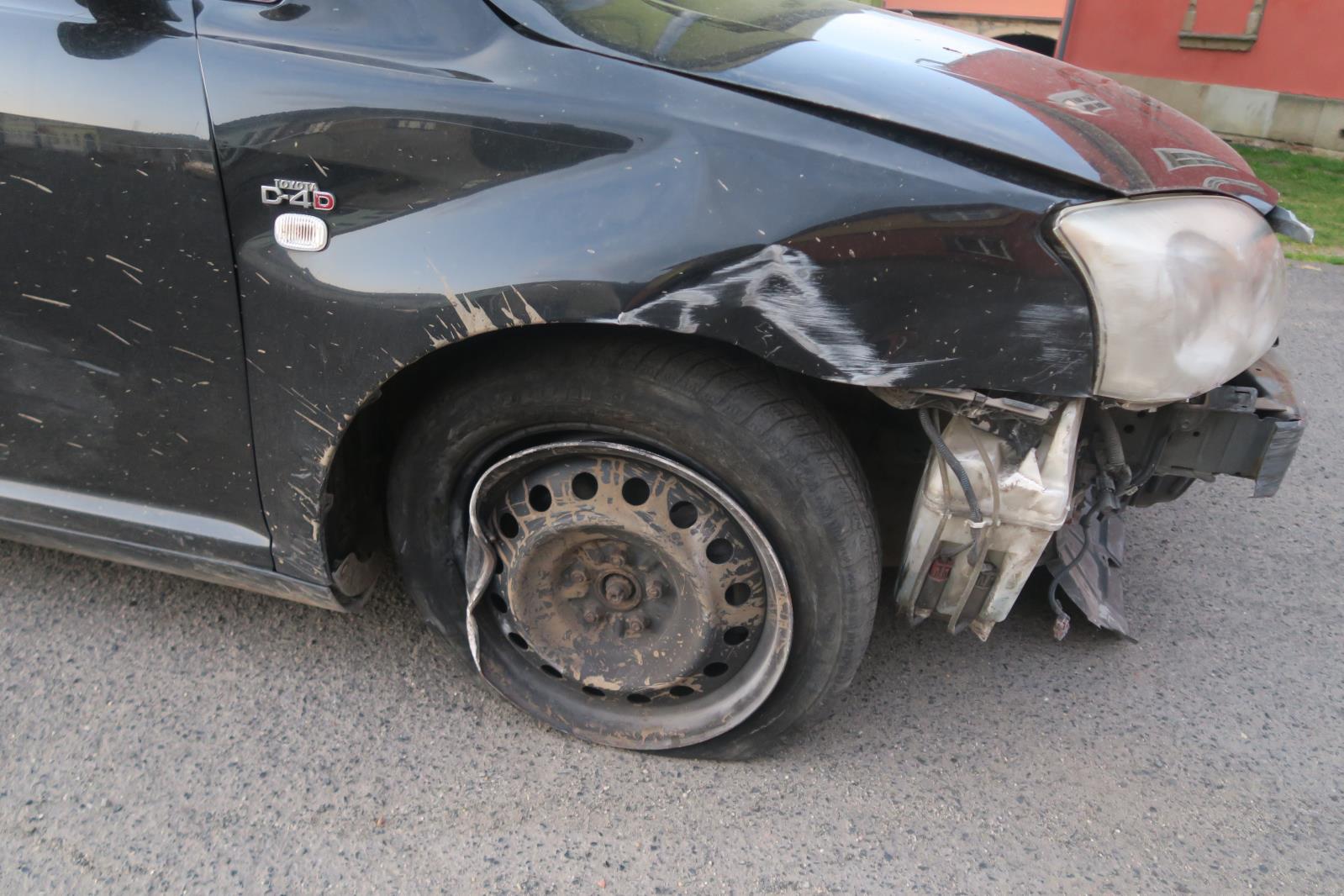 poškozená toyota Kravaře