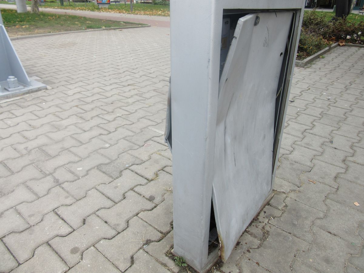 poškozená zastávka