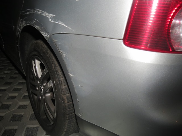 poškozené auto na parkovišti v Holešově