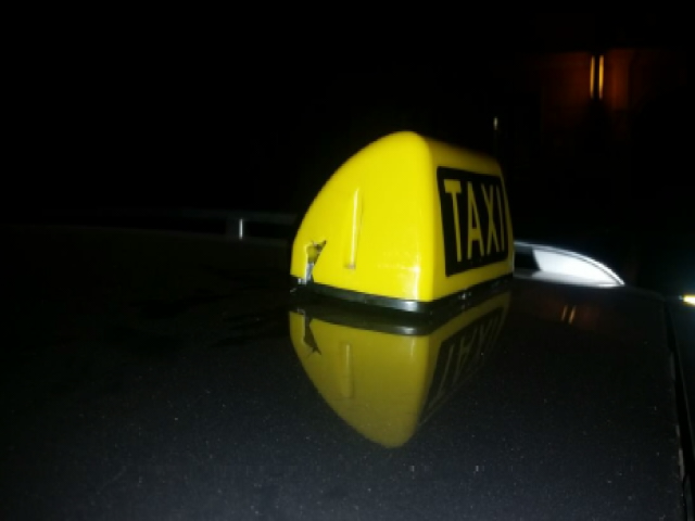 poškozené taxi vozidlo