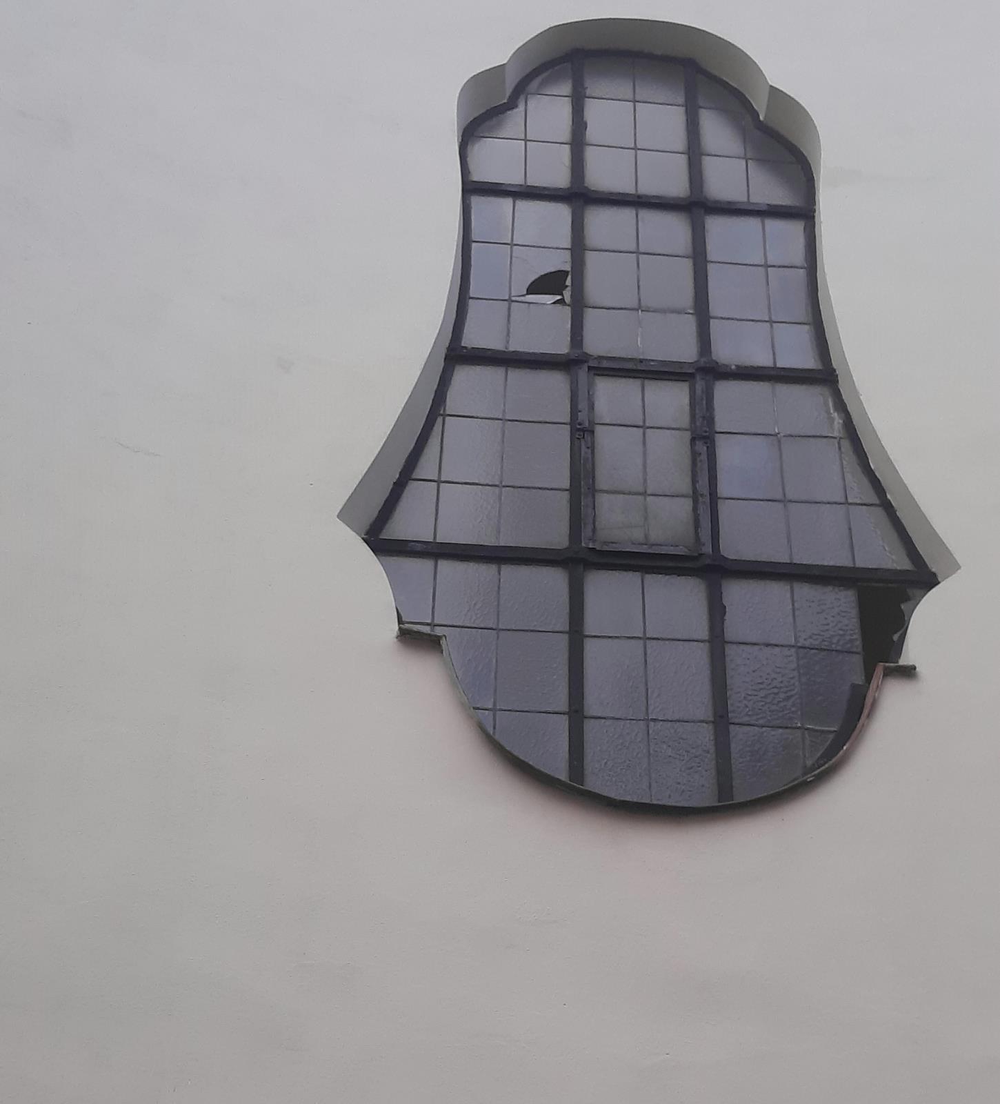 poškozené vitrážní okno