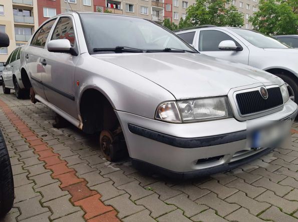 poškozené vozidlo