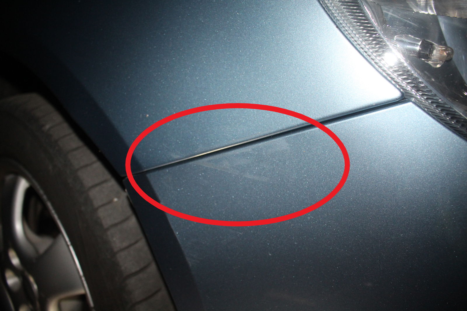 poškozené zaparkované vozidlo