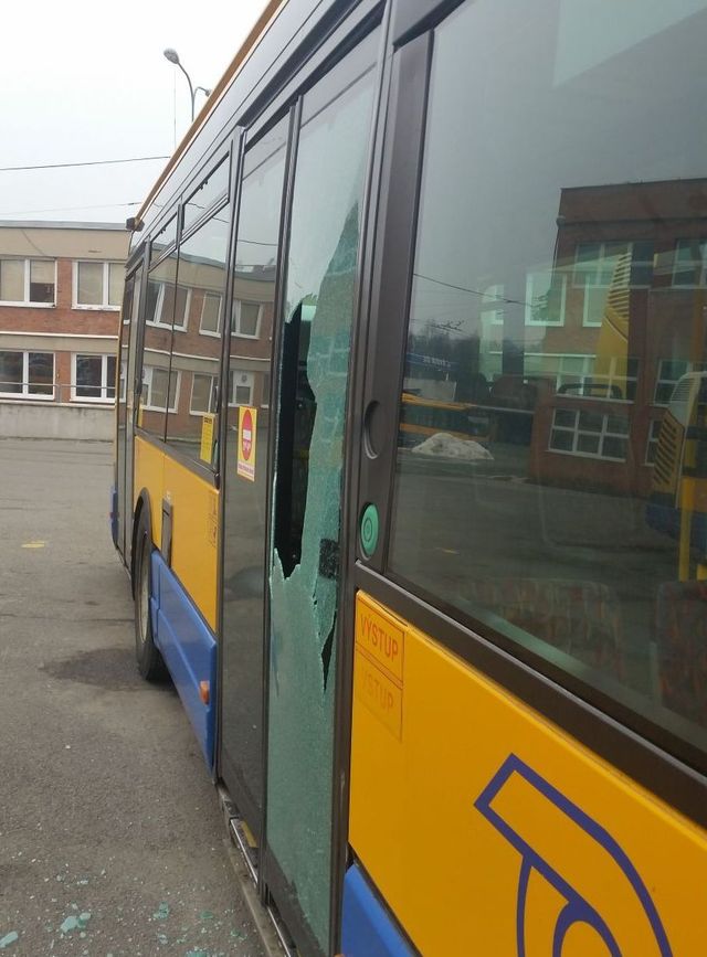poškození autobusu DSZO - 1.jpg