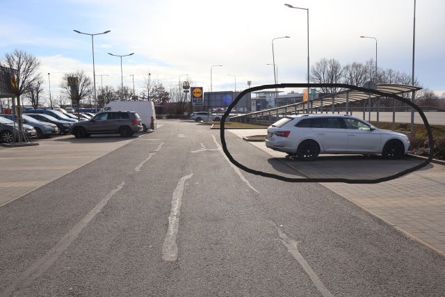 poškození vozidla Lidl  (2).JPG
