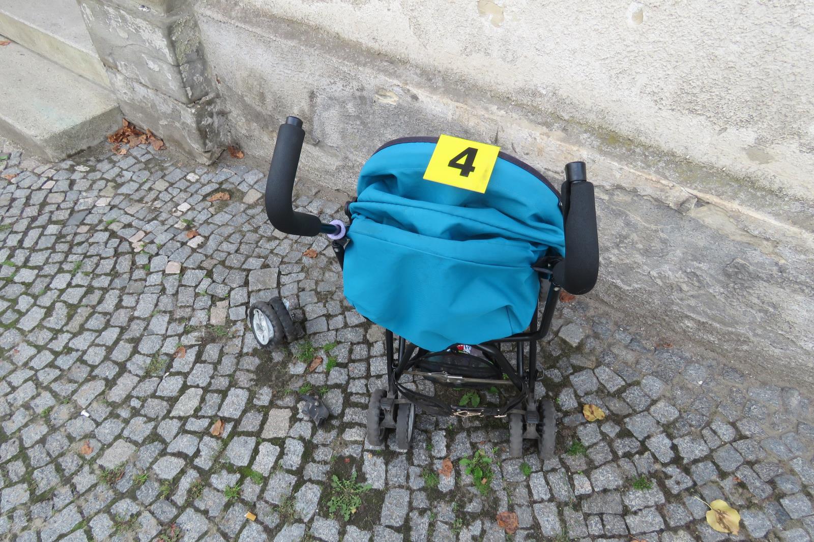 poškozený dětský kočárek 1
