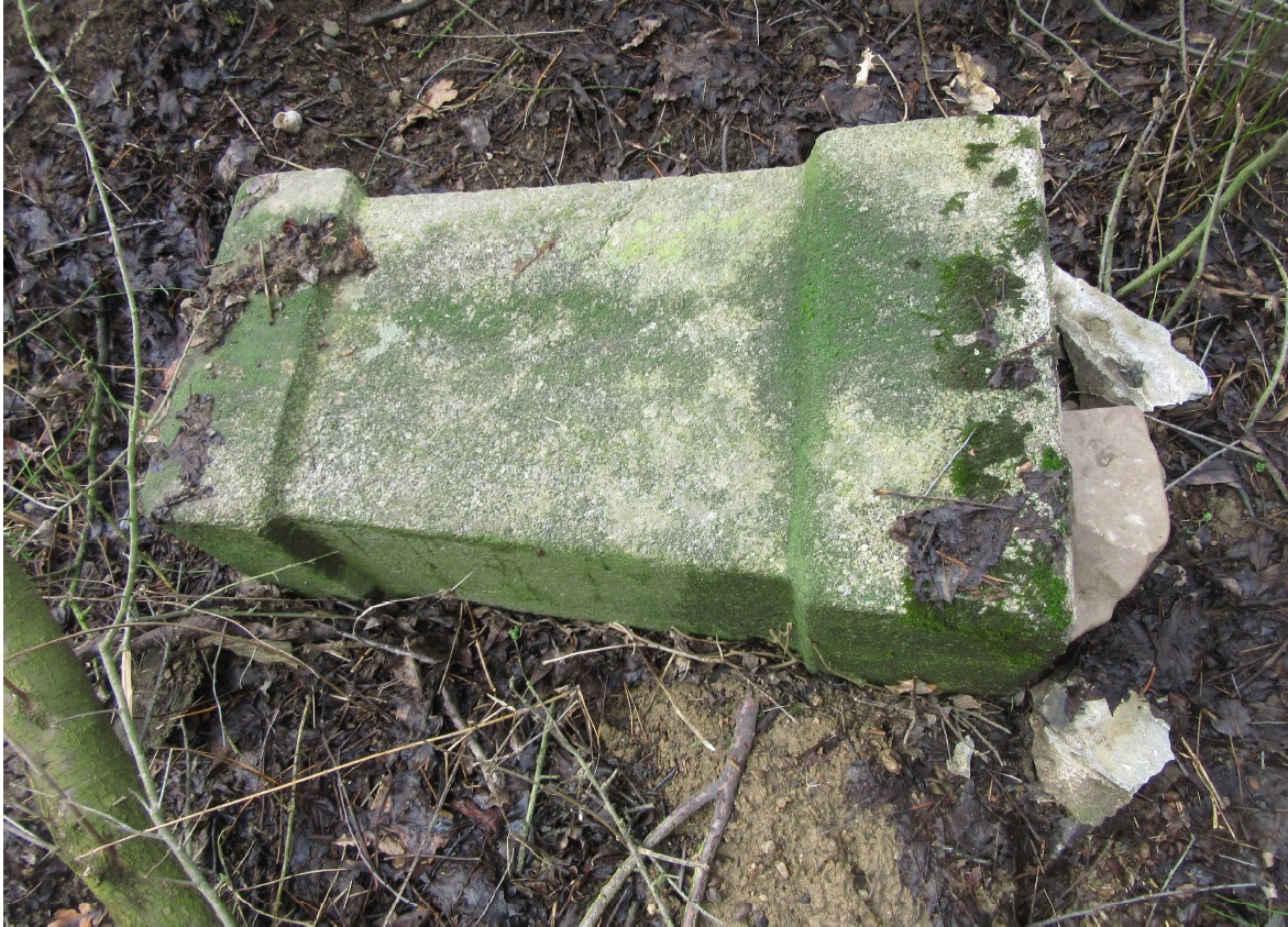 poškozený historický rozcestník