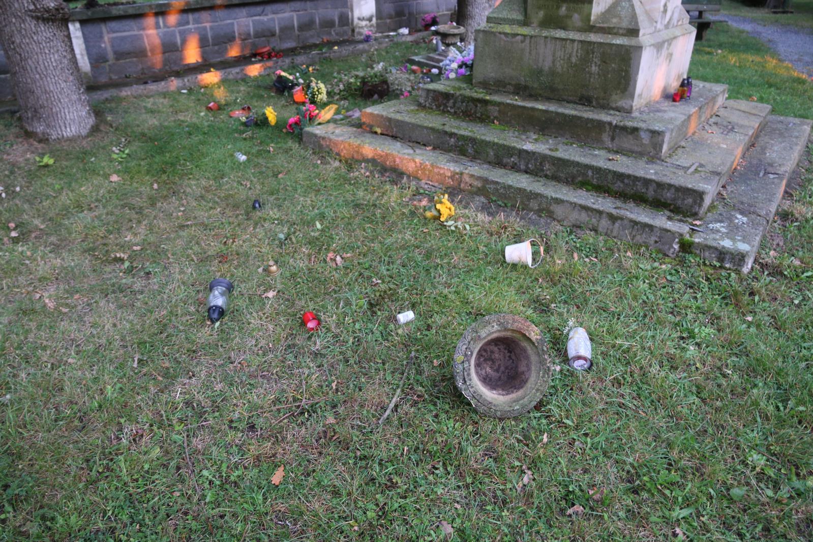 poškozený hřbitov