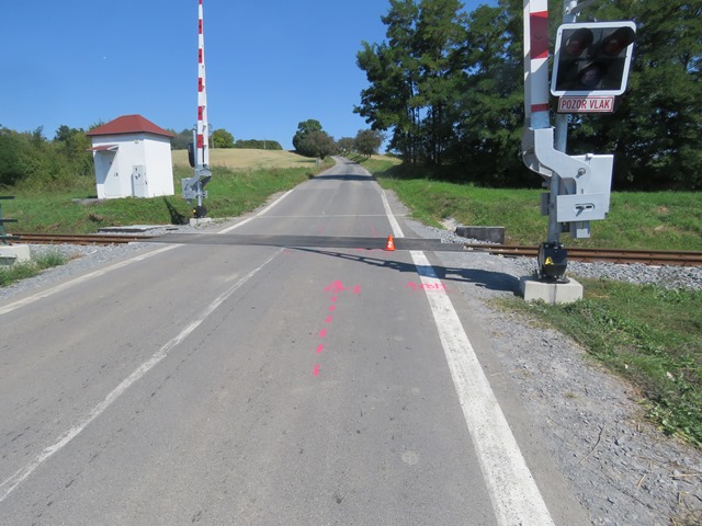 poškozený železniční přejezd