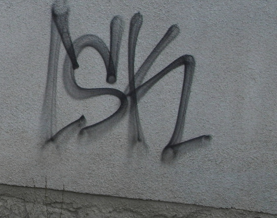 posprejovaný dům v Obecnici