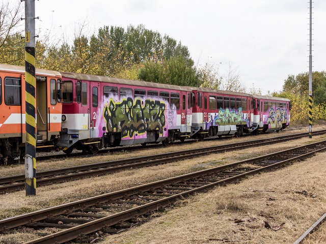 posprejovaný vlak - BL.jpg