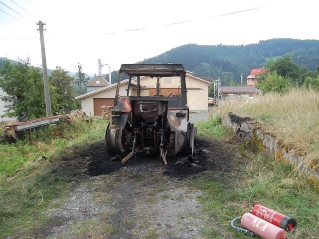 požár traktoru