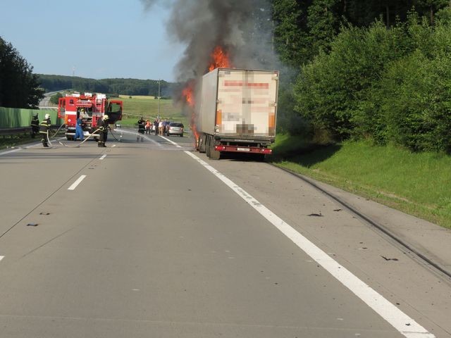 požár vozidla na D11