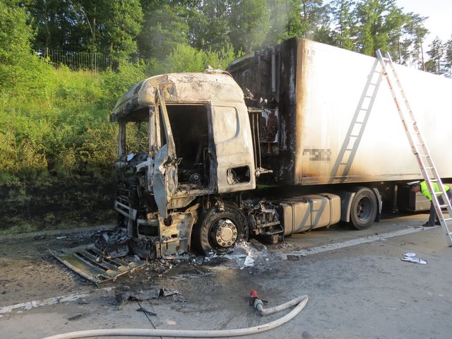 požár vozidla na D11