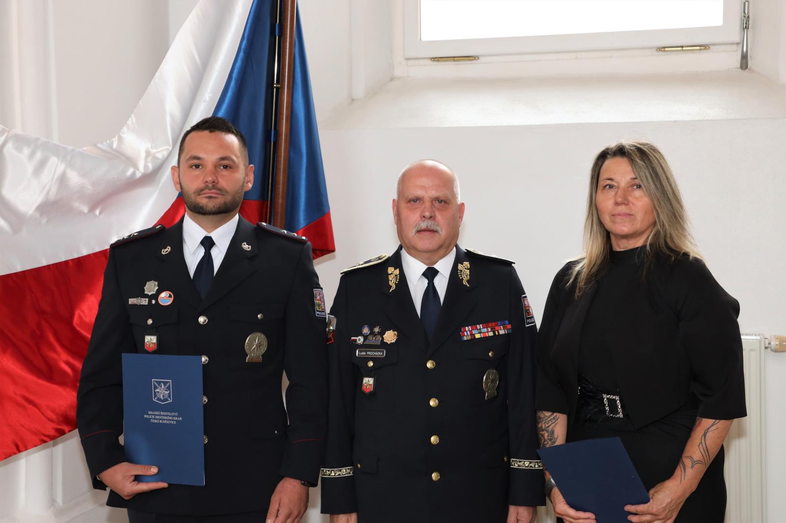 prap. Martin Vyskočil, brig. gen. Luděk Procházka, prap. Kateřina Bursová.jpg