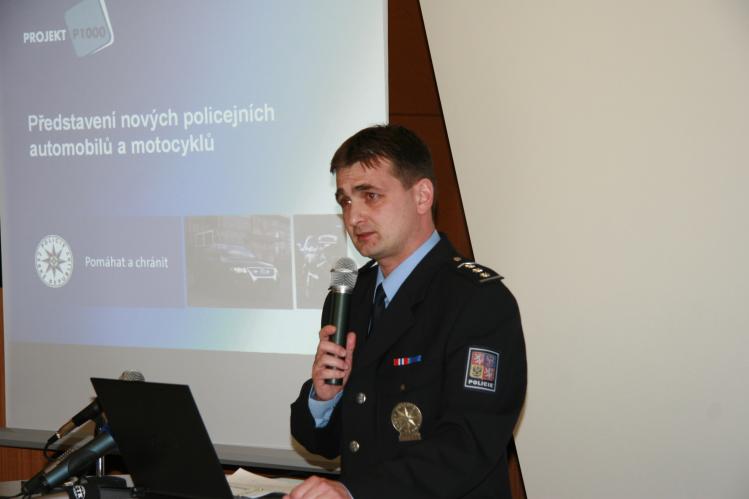předávání policejních vozů
