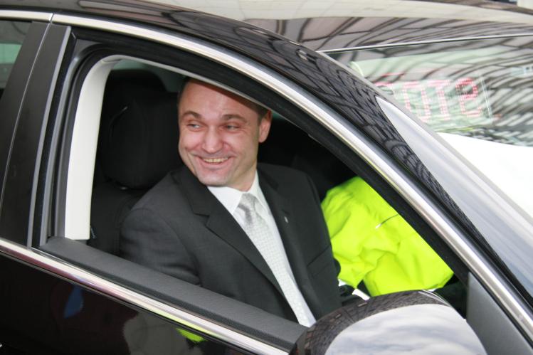 předávání policejních vozů