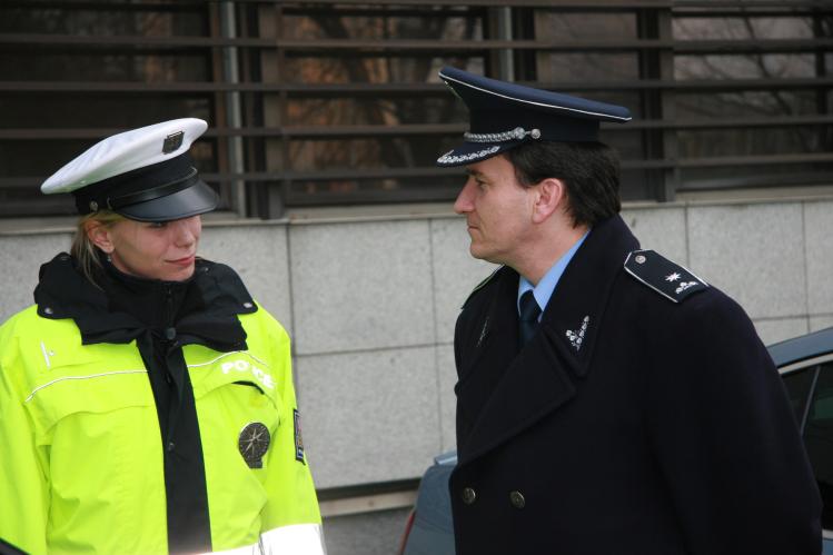 předávání policejních vozů